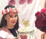 Pamer Kue Cantik Bertuliskan 'Irish Bridal Shower'