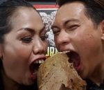 Tak Ragu Pose Kocak Saat Makan Bakso Bareng