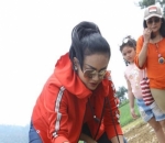 Krisdayanti Tak Ragu Bantu Warga Panen Kentang