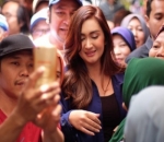 Nafa Urbach Tetap Senyum Meski Dikerubuti Warga Saat Blusukan ke Pasar