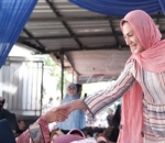 Wanda Hamidah Ramah Salami Warga di Dapil Jakarta Timur