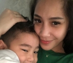 Pakai Kaus Hijau Simpel Seharga Rp 199 Ribu Tetap Cantik