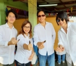 Ogah Ribet, Memes dan Keluarga Kompak Pakai Kemeja Putih