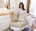 Pose Bareng Tas Hermes di Rumah Mewahnya yang Terlihat Bak Istana