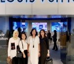 Pose Bareng Sahabat di Depan Butik Brand Fashion Ternama Dunia