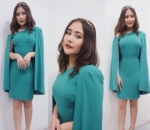 Elegan Pakai Dress Model Cape di Mom And Kids Awards 2018