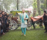 Ammar Zoni Naik Andong Menuju Lokasi Pernikahan