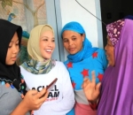 Rachel Maryam Bercengkerama Bersama Warga di Sela Kampanye