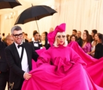 Penampilan Spektakuler Lady GaGa Pakai Empat Lapis Baju