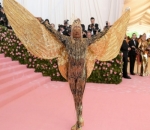 Billy Porter Pakai Baju Bertabur Berlian dan Headpiece Terbuat dari Emas 24 Karat