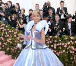 Zendaya Tampil Bak Cinderella Dalam Balutan Gaun Cantik yang Bisa Menyala