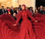 Spektakuler, Cardi B Butuh 10 Orang untuk Menata Gaunnya di Red Carpet