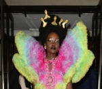 Lupita Nyong'o Nyentrik Dalam Balutan Gaun Keluaran Versace