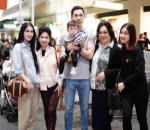 Santai Pakai Atasan dan Celana Panjang, Perut Buncit Sandra Dewi Tak Terlihat