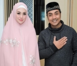 Celine Evangelista Cantik Berhijab Bareng Ustaz Riza Muhammad