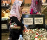 Cantik Berhijab Saat Ziarah ke Makam Sang Kakek Buyut