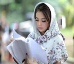 Celine Evangelista Cantik Berhijab Saat Syuting Sinetron