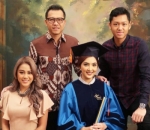 Bahagia Foto Bareng di Wisuda S2 Ashanty