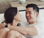 Rayakan Ulang Tahun Pernikahan dengan Pose Mesra di Kamar
