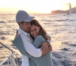 Pelukan Romantis Usai Nikmati Sunset di Pantai Yunani
