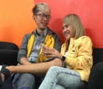 Berduaan Saat Menunggu Giliran Syuting Acara Televisi