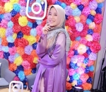 Cantik Muslimah Pakai Gamis Berbahan Satin Ala Chacha Frederica