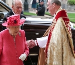 Ratu Elizabeth II Tampil Cantik dengan Busana Pink Cerah