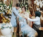 Eryck Amaral Antusias Memasukkan Kelapa Gading ke Sarung Calon Ibu