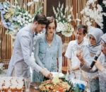 Aura Kasih dan Eryck Amaral Memotong Tumpeng