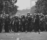 Tidak Kenal Takut Hadang Massa