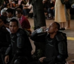 Sudah Kelelahan, Anggota Brimob Istirahat di Pinggir Trotoar