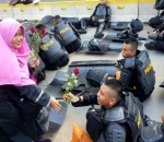 Tersenyum Manis Saat Mendapat Bunga dari Salah Satu Massa Aksi 22 Mei