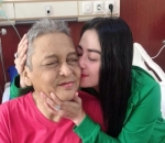 Tak Ragu Layangkan Ciuman Untuk Sang Ayah Tercinta