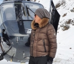 Reino Barack Gagah Pose di Depan Helikopter