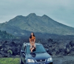 Pose Kece di Atas Mobil Saat Berada di Pegunungan