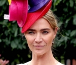 Topi Bertumpuk Ala Jodie Kidd