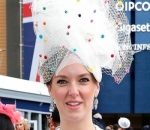 Topi Jaring-Jaring Mirip Es Krim Ala Charlotte Carrol