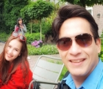 Ayu Ting Ting dan Dedi Mulya Selfie Ceria Saat Berada di Belanda