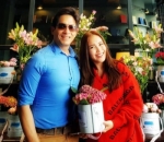 Ayu Ting Ting Ceria Pegang Bunga Saat Pose Bareng Dedi Mulya