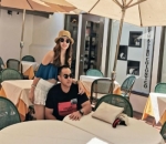 Kompak Pakai Kacamata Bareng Suami