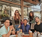 Super Stylish Saat Nongkrong Bareng Suami