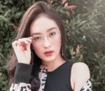 Seksi Berkarisma Pakai Kacamata Sebagai Aksesoris