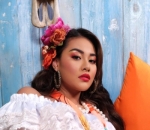 Dewasa Pakai Make Up Tebal di Pemotretan Ala Wanita Spanyol