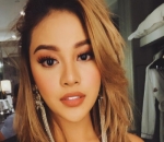 Cantik Banget Pose dengan Rambut Berantakan