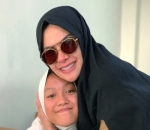 Nikita Mirzani Tampil Syari Saat Antarkan Putri Pertama Sekolah