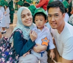 Nycta Gina dan Rizky Kinos Antar Putra Sulung Perdana Sekolah