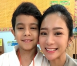 Bunga Zainal Selfie Saat Antar Anak Kedua Sekolah di Hari Pertama