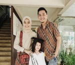 Omesh Melow Antar Sang Putri Menempuh Sekolah Dasar