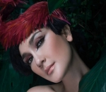 Luna Maya Anggun Jadi Flamingo