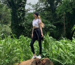 Potret Rose Asyik Hiking di Air Terjun Manoa